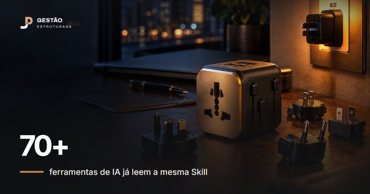 Adaptador universal de tomada sobre a mesa escura do escritório, com pinos de vários países espalhados ao redor e um deles encaixado na parede, sob luz cobre