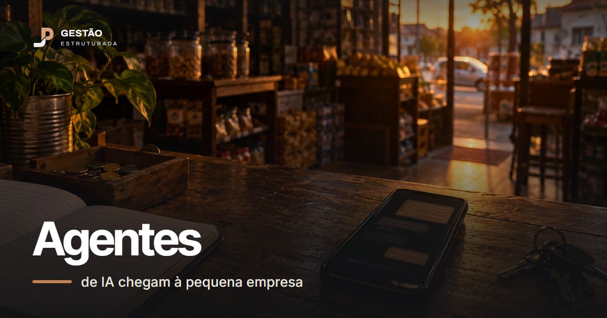 Celular com uma conversa aberta na tela sobre o balcão de madeira de uma mercearia ao pôr do sol, ao lado do caderno de pedidos, da caixinha de moedas e das chaves