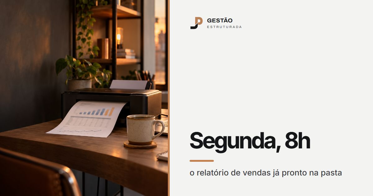 Relatório semanal saindo da impressora ao lado de um notebook com gráficos, no fim da tarde, sem ninguém digitando