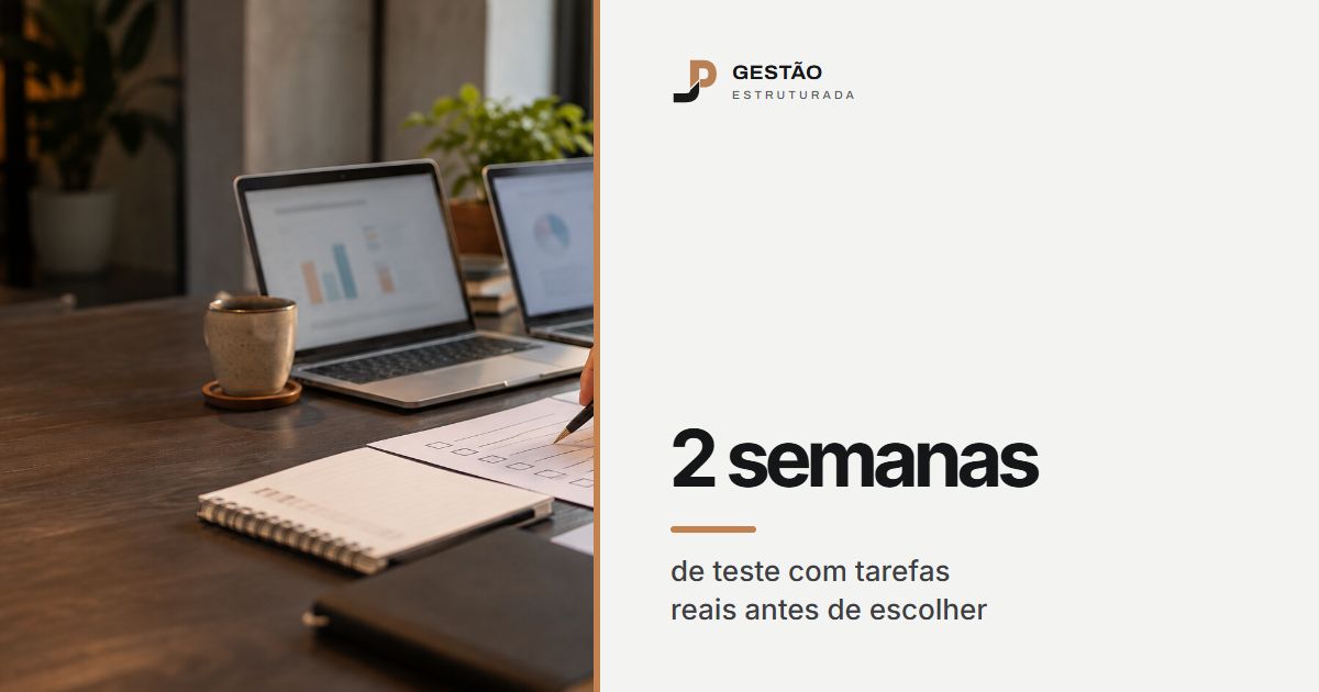 Dois notebooks lado a lado na mesa de reunião e uma mão com caneta sobre uma lista de comparação impressa