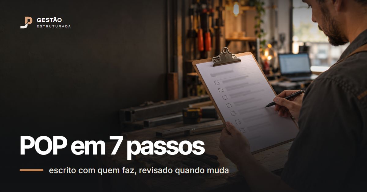 Operador preenche um procedimento impresso com caixas de marcação na prancheta, ao lado da bancada com luvas de proteção