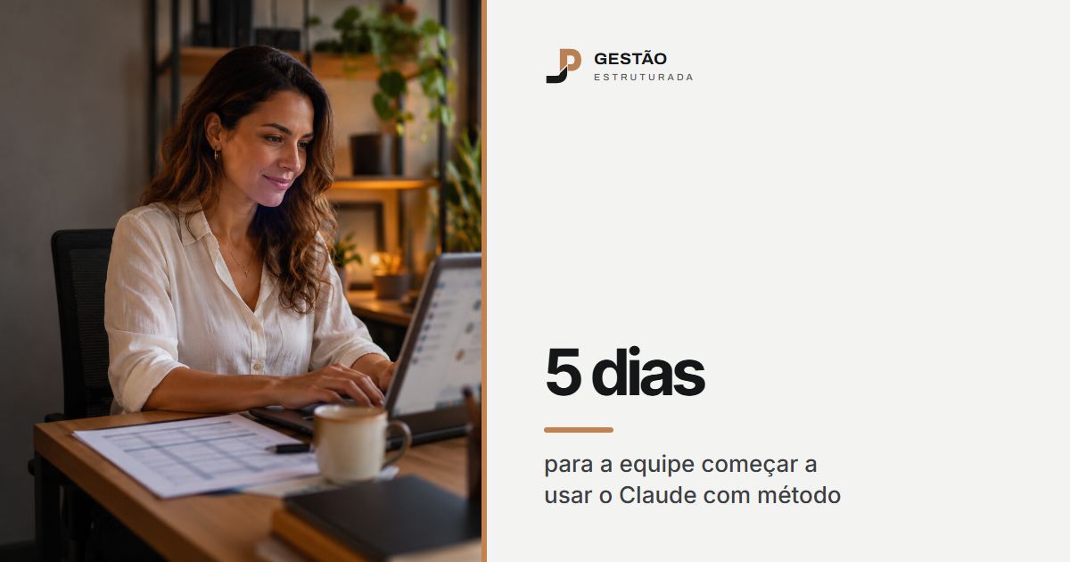 Mulher digita no notebook numa mesa de escritório, com uma planilha impressa e uma caneca ao lado, à luz quente do fim da tarde