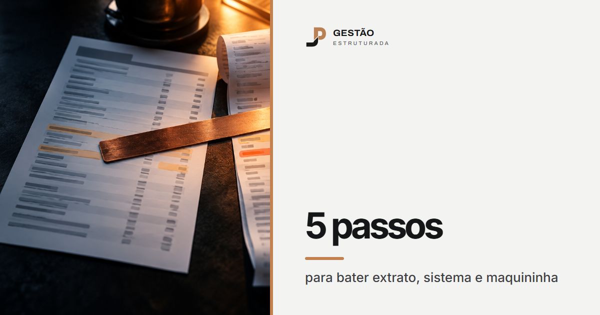 Extrato bancário impresso e a fita da maquininha lado a lado sobre a mesa escura, com uma régua de cobre atravessando as linhas e um marca-texto laranja marcando as diferenças