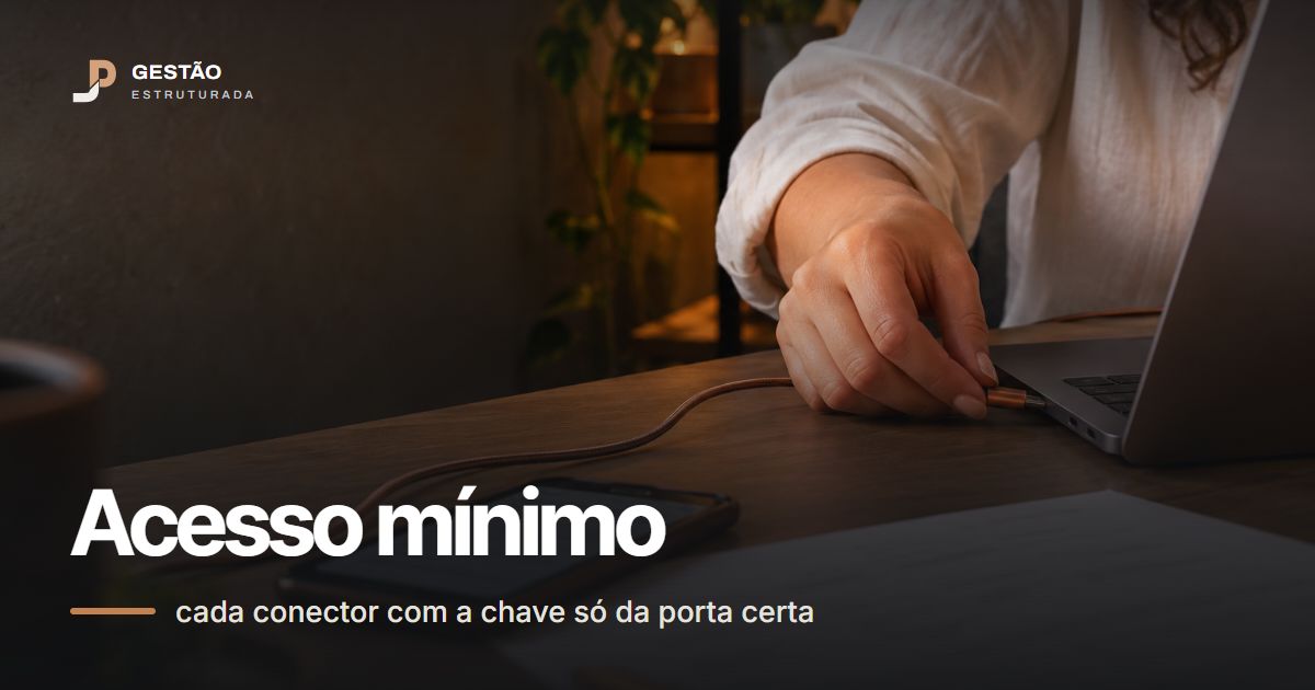 Mão conectando um cabo ao notebook numa mesa organizada, com celular e e-mail impresso ao lado