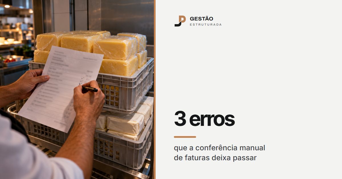 Mãos conferem a nota de entrega contra caixas de queijo e manteiga num carrinho, na porta da câmara fria de um restaurante