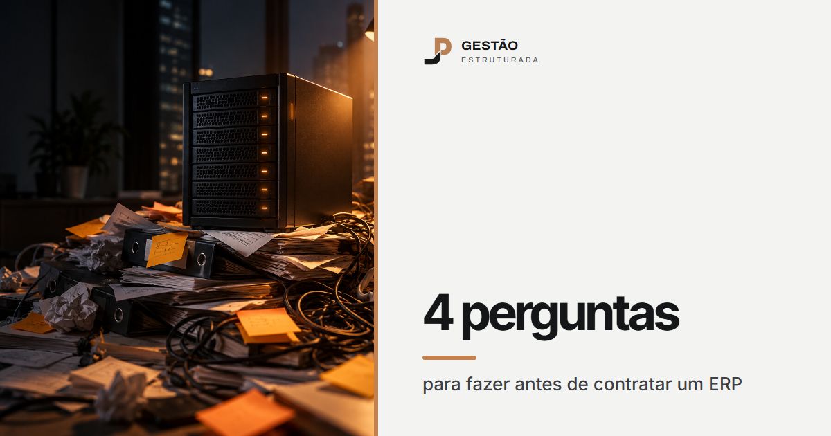 Gestor com tablet em um estoque organizado com prateleiras e caixas