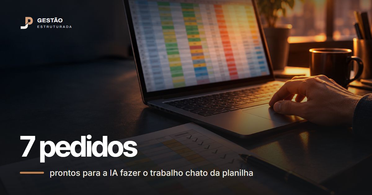 Mão no touchpad do notebook com uma planilha colorida na tela e, na mesa, a mesma planilha impressa com as linhas marcadas a caneta