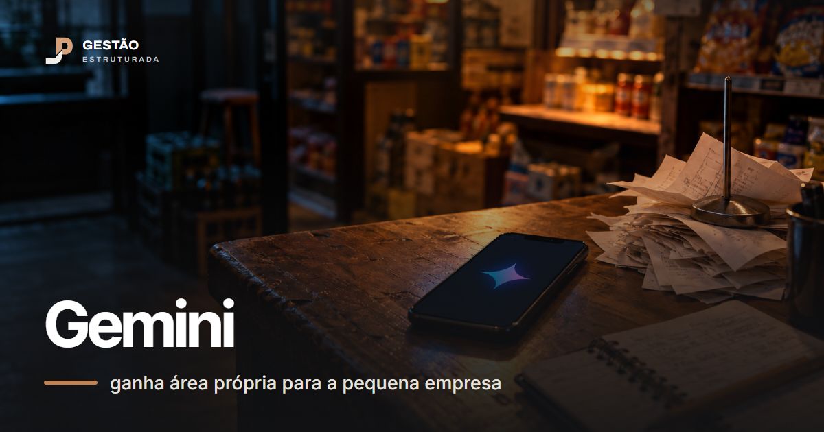 Celular com o símbolo do Gemini aceso na tela, sobre o balcão de madeira de uma loja de bairro depois do expediente, ao lado de notas fiscais presas num clipe e de um caderno de contas