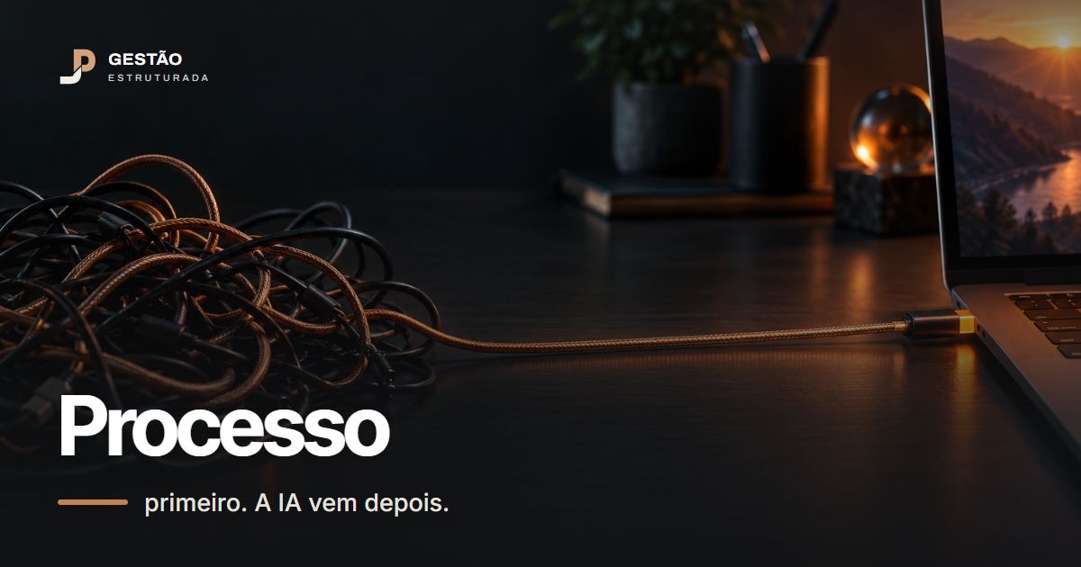 Emaranhado de cabos sobre a mesa do escritório, com um único fio de cobre saindo dele até o notebook aberto ao lado