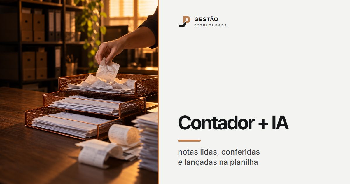 Mesa de escritório contábil com pilhas de notas fiscais, cupons e boletos espalhados, e as mãos de quem separa os papéis em bandejas de cobre, com caixas-arquivo ao fundo