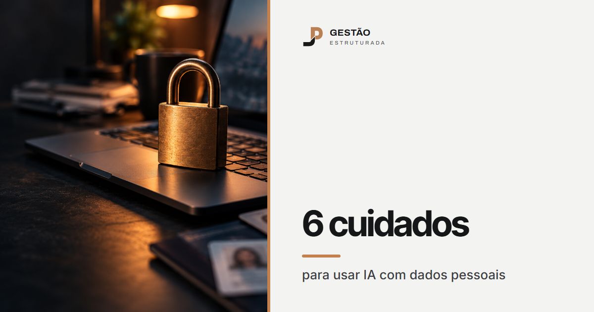 Cadeado de latão sobre o teclado de um notebook aberto, ao lado de crachás com foto, numa mesa de escritório à noite