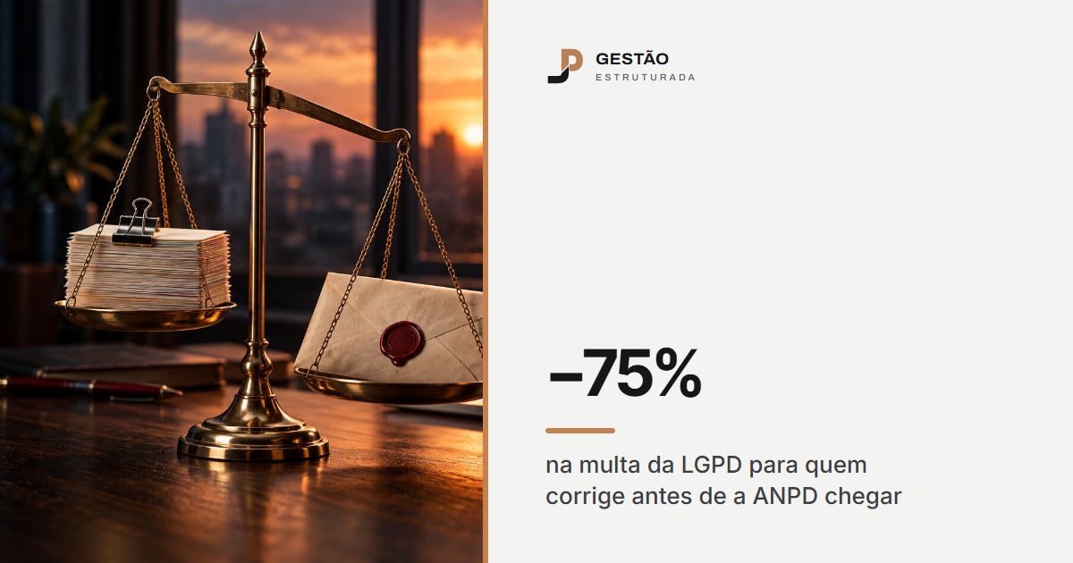 Balança de latão na mesa do escritório ao pôr do sol: num prato, uma pilha de fichas de clientes presa por um clipe; no outro, um envelope oficial com lacre de cera vermelha pesando mais