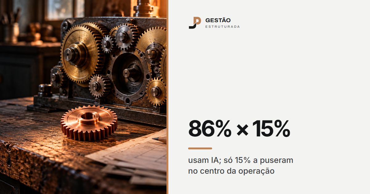 Engrenagem de cobre polido solta sobre a bancada da oficina, ao lado de um conjunto de engrenagens montado com um encaixe vazio onde ela deveria entrar