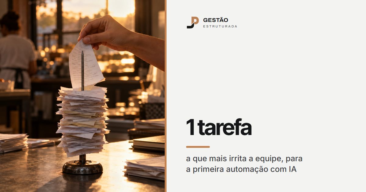 Mão tira do espeto o primeiro de uma pilha alta de pedidos em papel no balcão de uma padaria, com outras pilhas de papéis em volta, ao pôr do sol