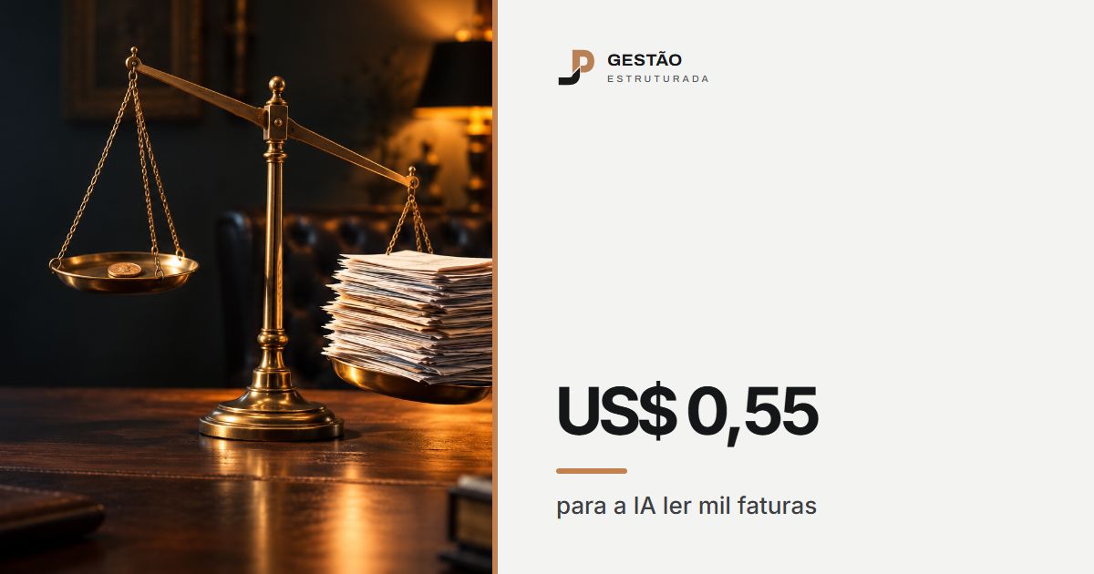 Balança de latão sobre a mesa de um escritório à meia-luz, com uma moeda num prato e uma pilha de faturas no outro