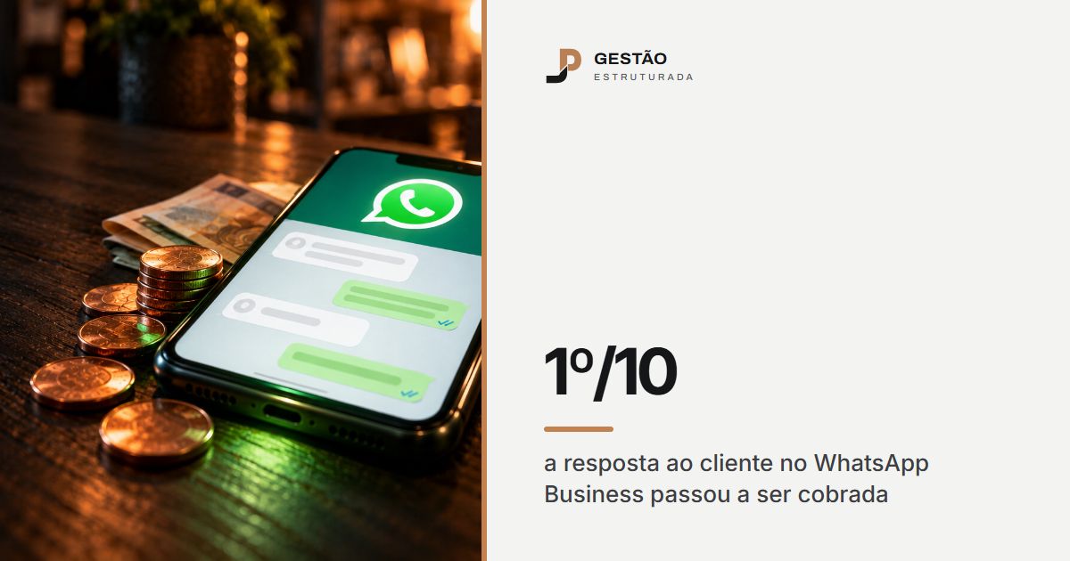 Celular sobre o balcão com moedas empilhadas ao lado, sob luz cobre